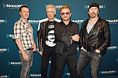 U2「テロ発生時にパリにいたU2、犠牲者多数の会場バタクランを訪問」1枚目/1