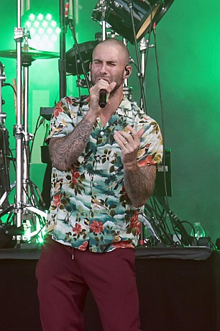 「アダム・レヴィーン、背中一面に入れた巨大マーメイドのタトゥーを公開」