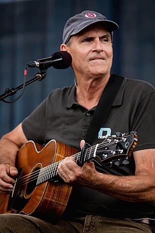 「ジェームス・テイラー、パリに捧げシャンソンのフランス国歌を披露」