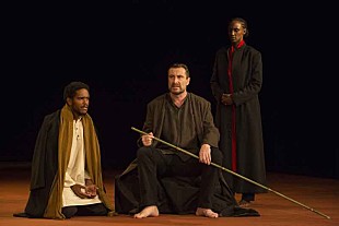 「ピーター・ブルック最新作『バトルフィールド』初日開幕、5人の出演者による戦争後に残された世界観」