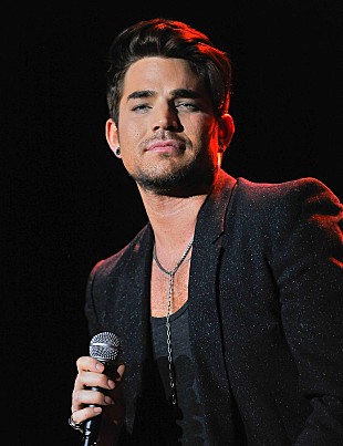 「アダム・ランバートの“わいせつな振る舞い”めぐり、シンガポールで2つの嘆願運動」