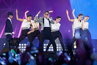 「PSY、エド・シーランほか豪華ゲストのニューアルバムから2曲のMV公開」