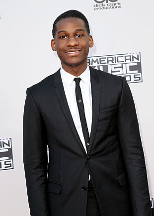 「話題のソウル・シンガー、リオン・ブリッジズが米人気番組『SNL』に初登場」