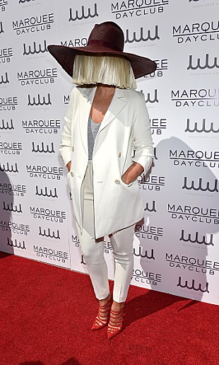 「シーア、ニューアルバム収録曲を未だ探し中のリアーナとミーティング」