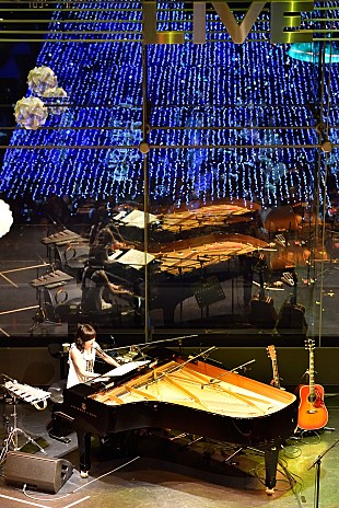 「みんな大感激！ 岸谷 香のシックでハッピー・オーラみなぎるステージに“参加”して、観客は過ぎ行く2015年を元気に駆け抜けていく！」