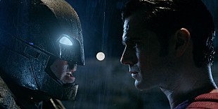 「『バットマン vs スーパーマン』最新特別映像が到着、「スーパーマンが“悪”に染まる」」