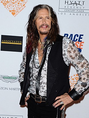 「スティーヴン・タイラー、あの名曲にちなんだ被害少女救済キャンペーンを語る」