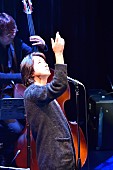 「煌びやかなイルミネーションと歌声に包まれた聖なる夜　藤井フミヤのクリスマス・プレミアム・ライブをレポート」1枚目/12