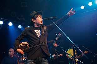 「無期限活動休止を発表した宮沢和史「旅は始まったばかり」ツアー公式レポ到着」