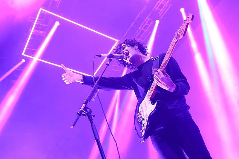 The 1975 モノクロームからカラーへ…確実な進化を見せつけた一夜限りのソールドアウト公演レポート