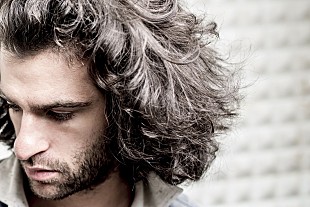 「マムフォード＆サンズのマーカスが全面プロデュースした、注目のイギリス人SSWキング・チャールズとは？」