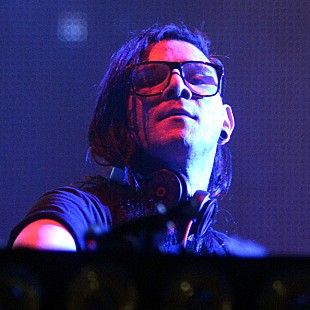 「スクリレックス、音楽による慈善活動の一環としてファンを楽屋に招待」