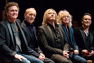 「デフ・レパードがUSツアーの残り日程を全延期、理由は“病気”のため」