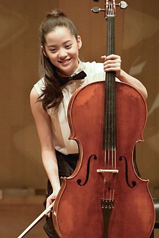 「美少女チェリストNanaがデビューコンサートを開催、アンコールは「ラヴ・イズ・オーヴァー」」