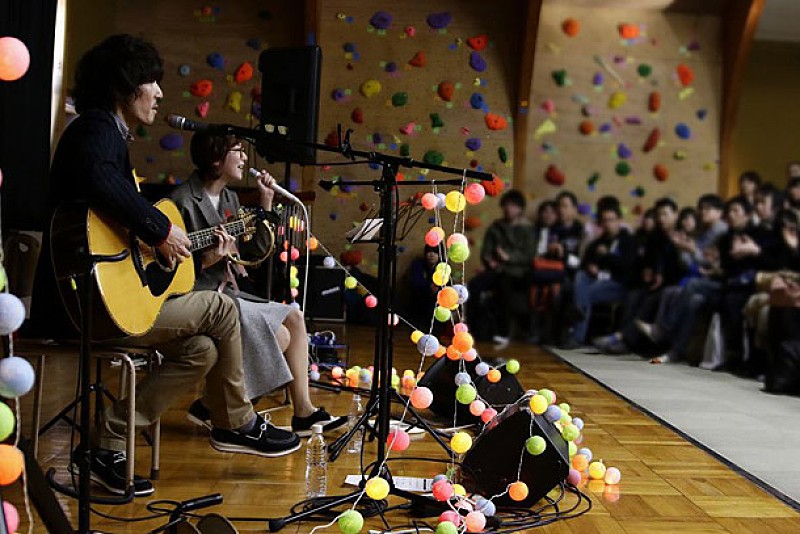 moumoon 給食付きバスツアー敢行「あったかくて、給食をたべて懐かしい気分になった」