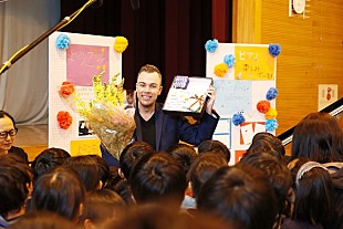 「左手のピアニスト、ニコラス・マッカーシーが都内の小学校を訪問」