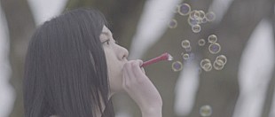 「鈴木Daichi秀行プロデュース 赤と嘘 新作より『衝動～スタンスミス～』MV公開 スタダ新人女優 佐倉絵麻出演」