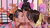 「AKB48「私の目の前で前田さんと大島さんがキス」レジェンドメンバー参加の10周年記念シングルMV解禁」1枚目/40