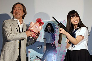 「橋本環奈×武田鉄矢『セーラー服と機関銃』上映会にて博多弁舞台挨拶「今まですれ違ってきたアイドルとはケタが違います」」