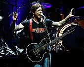 「パリに戻ってきたイーグルス・オブ・デス・メタル、フロントマンが思いを語る」1枚目/1