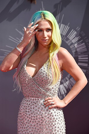 「ケシャ支援、スウィフトに続きアン・ハサウェイらハリウッド女優も動く」