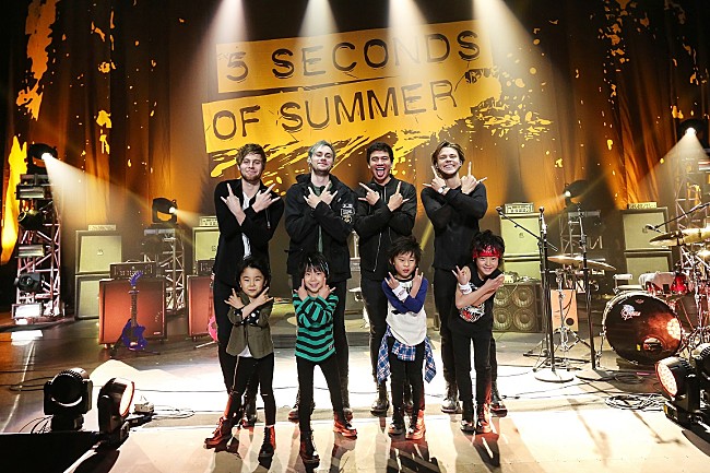 ファイヴ・セカンズ・オブ・サマー「5SOS 「君たちならこの会場のチケットは即完売だね！」武道館で行われたファンクラブ・イベントでMiniSOSに御対面」1枚目/3