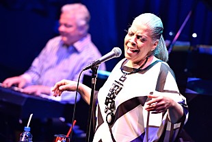 「エレガントでエネルギッシュなピュア・ヴォイス。今宵はパティの“媚薬”のような歌声を親密な人と一緒に堪能して。」