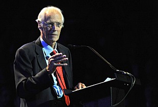 「“ビートルズの第5のメンバー”として知られたプロデューサー、ジョージ・マーティンが90歳にて死去」