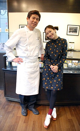 「大塚 愛 “未発表楽曲”を聴いた有名パティシエ高木シェフからスペシャルケーキのサプライズ!!「ホワイトデーのお返しに」」