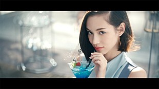 「水原希子 マキアージュ新CM いつもとちょっと違ったグッと色っぽいブルーの目もとに注目」