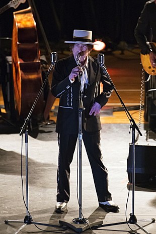 「ボブ・ディラン、来日公演2日目レポート　ケンドリックやテイラーも受け継ぐ“歌手”としての魅力を伝える、徹頭徹尾クールなステージ」