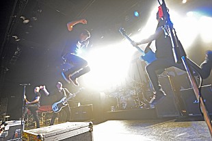 「シンプル・プラン 「日本が世界一だね!!」マーク・ロンソンやザ・ウィークエンドのカヴァーも飛び出した白熱の東京公演ライブ・レポート」