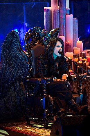 「VAMPS ヴァンパイアに扮したスペシャルライブの映像作品を6/29リリース決定！」