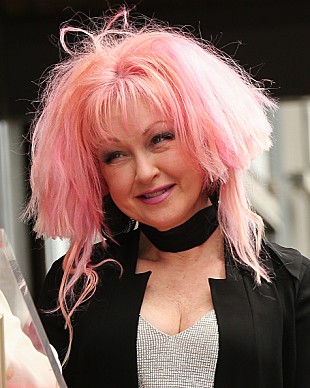 「シンディ・ローパー、渦中のノースカロライナ公演は中止せずLGBTチャリティに変更」