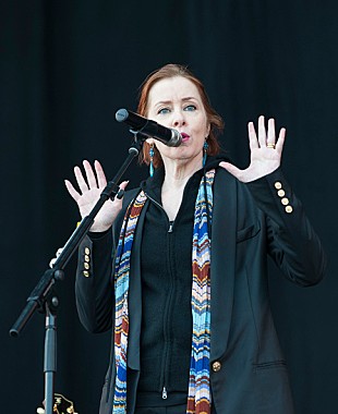 「プリンスから貰った手書きの“べた褒め”レターをスザンヌ・ヴェガが公開」