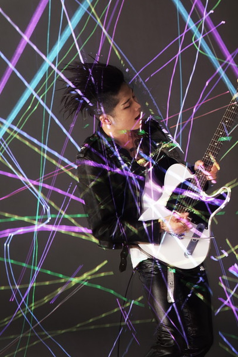 MIYAVI「MIYAVI デヴィッド・ボウイ作品も担当する鋤田正義が参加したビジュアル公開」1枚目/2