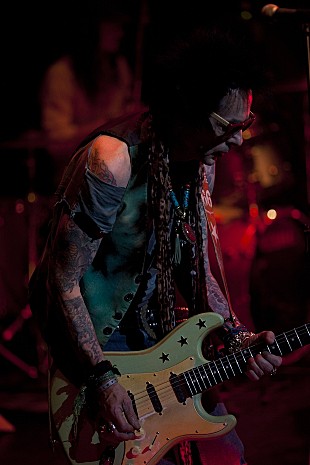 「デヴィッド・ボウイへのオマージュとレクイエムを込めた渾身のステージ。アール・スリックとバーナード・ファウラーの“想い”に心を寄せるエキサイティングな夜」