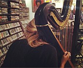 「サーストン・ムーアも絶賛！ ブライアン・イーノ、コリーンなどのファンに贈る、メアリー・ラティモアの極上アンビエントMV公開」1枚目/1