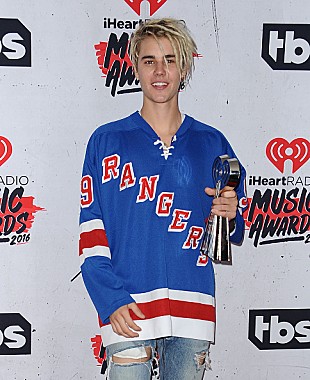 「ジャスティン・ビーバーが顔に新しいタトゥーを入れる」