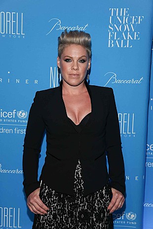 「ピンク、続“アリス・イン・ワンダーランド”世界観の新MVに夫と娘をキャスティング」