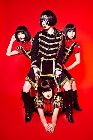 「キノコホテルの新譜タイトル＆新アー写解禁！ チョーヒカルがマリアンヌ東雲にボディペイント」