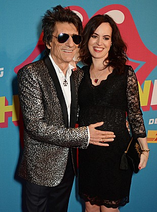 「ストーンズのロン・ウッド、68歳にして双子の女児のパパに」