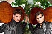 「2CELLOS、世界初のＣＤ化ライヴ音源を収録した来日記念盤発売」1枚目/2