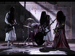 「聖飢魔II　世界一恐ろしいMV『呪いのシャ・ナ・ナ・ナ』貞子＆伽椰子＆俊雄がバンド演奏披露」