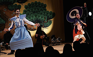 「ザ・プーチンズ 【ぷ道館】開催！ 歌舞伎、巨大ウナギ、寿司が登場する驚愕のステージ披露」