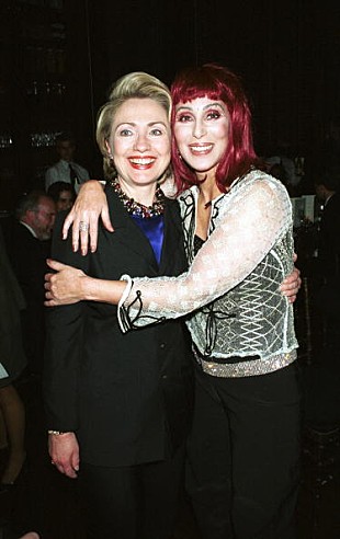 「ヒラリー勝利宣言にシェール、アギレラ、ガガらが祝福コメント」