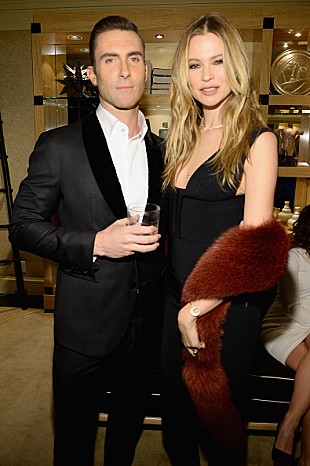 「アダム・レヴィーン、モデルで妊婦の妻のトップレス写真を公開」