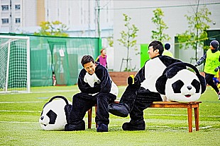 「ウカスカジー（桜井和寿×GAKU-MC） ダイノジによる新曲「HAPPY HOUR」のダンス振り付け動画公開」