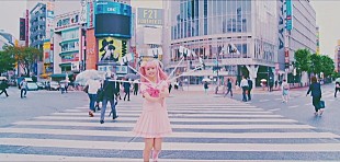 「藤田ニコル デビュー曲「Bye Bye」自撮り棒“にこるん棒”使用のユニークでカラフルなMV公開」