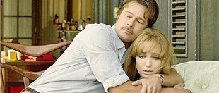 「ブラピ×アンジー10年ぶり夫婦役共演！ 官能的でビターな恋愛映画『白い帽子の女』本予告公開」